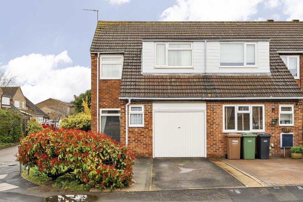 Thame, Oxfordshire, OX9 3 bed end of terrace house for sale £425,000