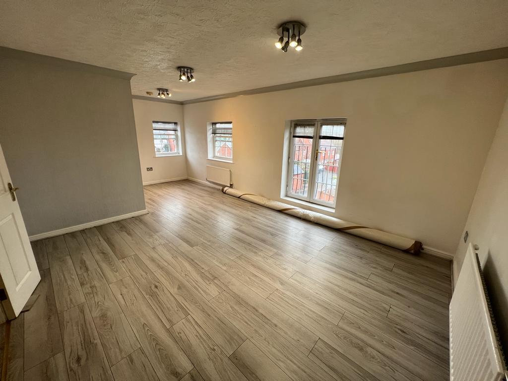6 Marsh Lane, 2 bed apartment £160,000