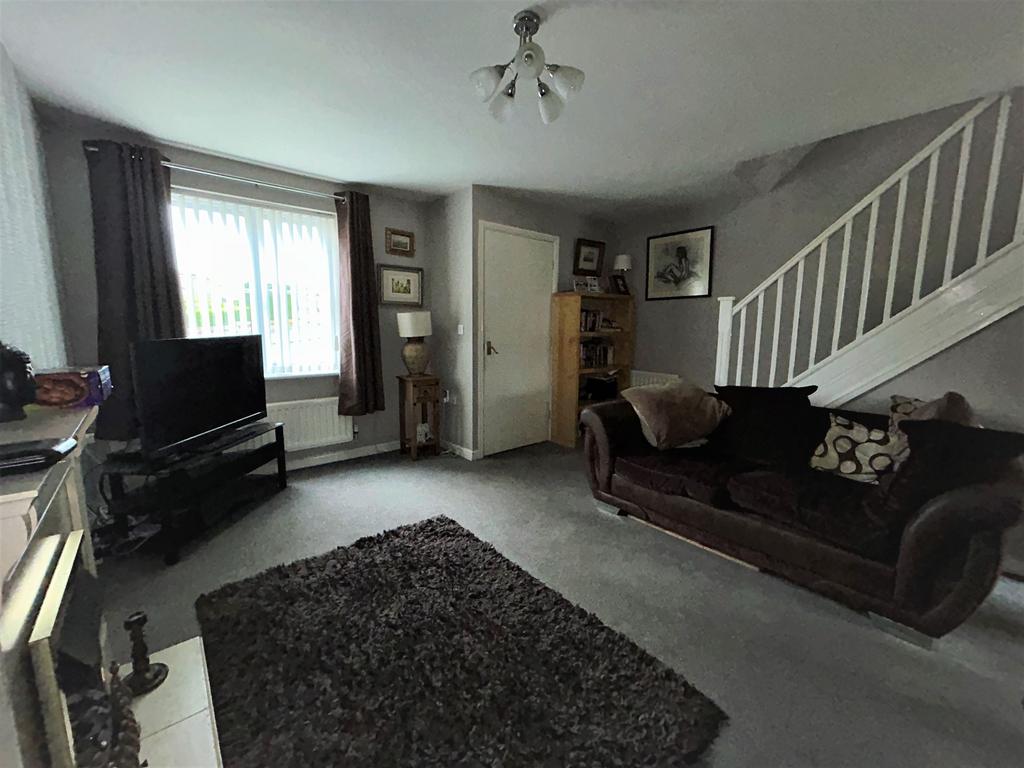 Manor Gardens, Wardley, Gateshead, Tyne and Wear, NE10 8UZ 3 bed semi