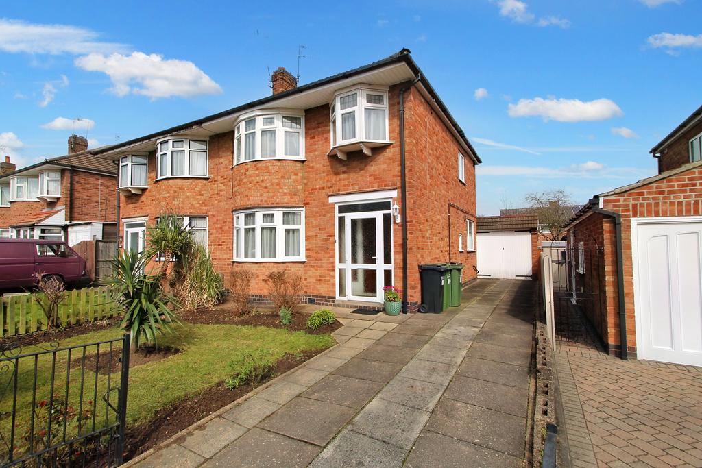Lynmouth Drive, Wigston, Leicester, LE18 3 bed semidetached house for