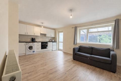 5 bedroom semi-detached house to rent, 5 Bedroom Student/Sharer House, Deeds Grove, High Wycombe, HP12 3NT