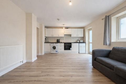 5 bedroom semi-detached house to rent, 5 Bedroom Student/Sharer House, Deeds Grove, High Wycombe, HP12 3NT
