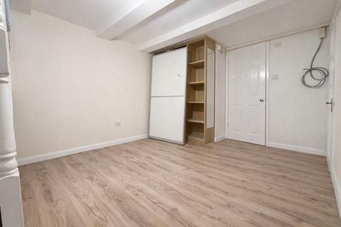 5 bedroom semi-detached house to rent, 5 Bedroom Student/Sharer House, Deeds Grove, High Wycombe, HP12 3NT