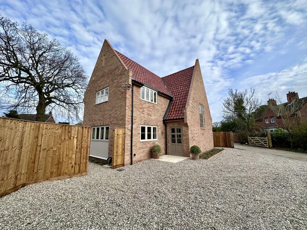 Cromer Road, Holt, Norfolk 3 bed detached house £2,500 pcm (£577 pw)