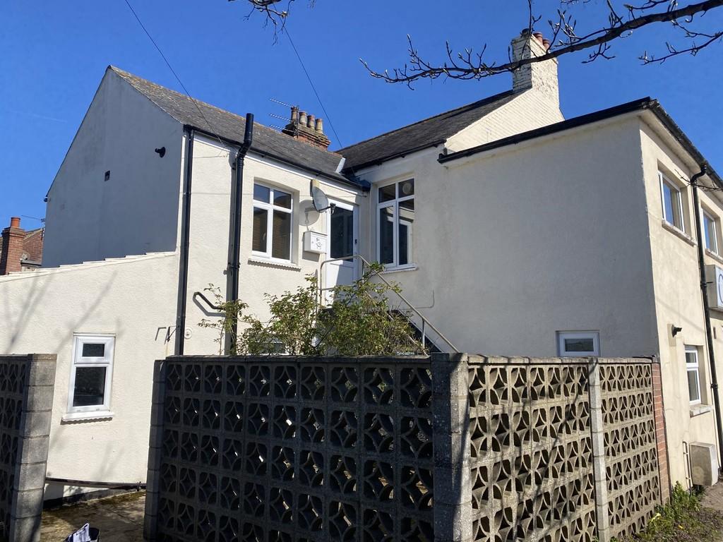 High Street, CaisteronSea 3 bed flat £800 pcm (£185 pw)