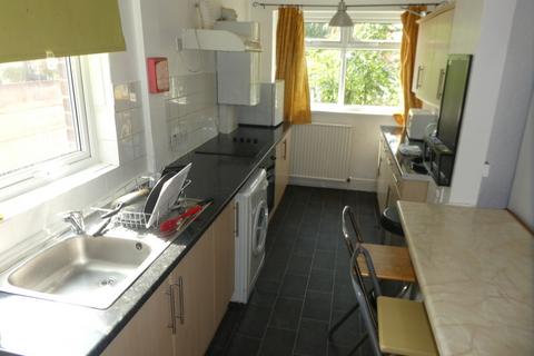 4 bedroom semi-detached house to rent, Finchley Road, Manchester