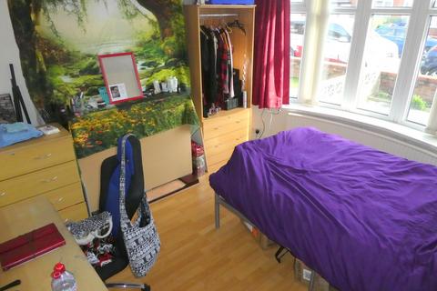 4 bedroom semi-detached house to rent, Finchley Road, Manchester