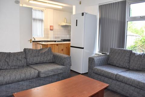 4 bedroom semi-detached house to rent, Finchley Road, Manchester
