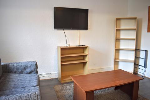 4 bedroom semi-detached house to rent, Finchley Road, Manchester