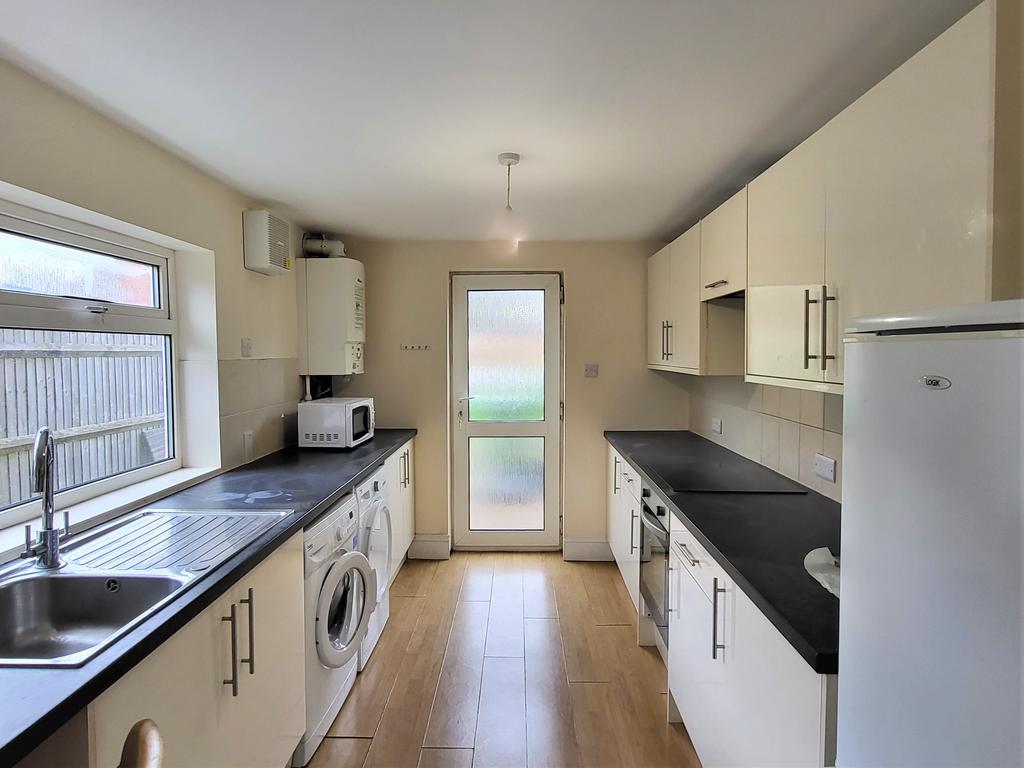 Holywell Road, Watford, WD18 2 bed terraced house £1,500 pcm (£346 pw)