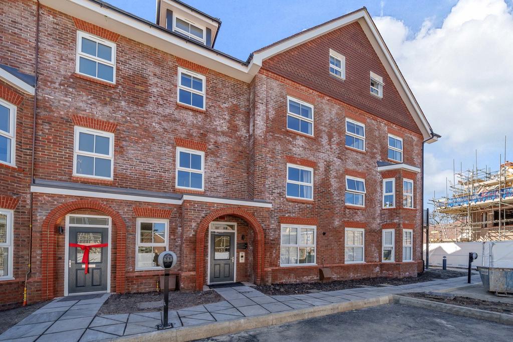 Albright Gardens, Walton On Thames, KT12 2 bed property £2,000 pcm (£