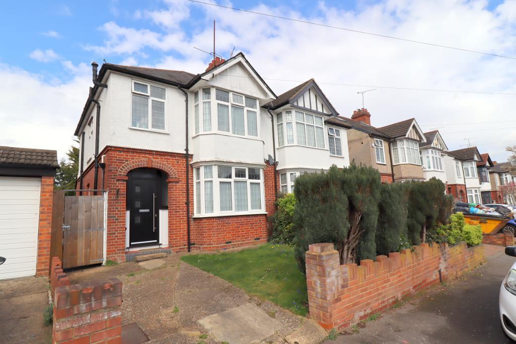 Cranleigh Gardens, Luton, Bedfordshire, LU3 1LT 3 bed semidetached