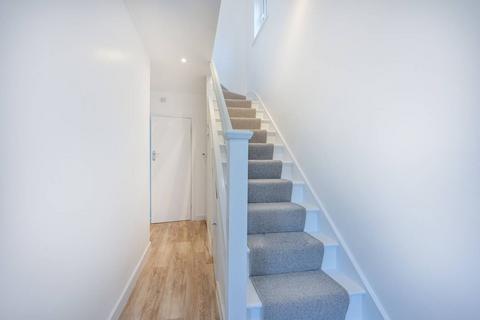 125 Rydens Way, Woking, GU22 9DG