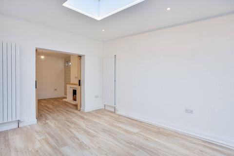 125 Rydens Way, Woking, GU22 9DG