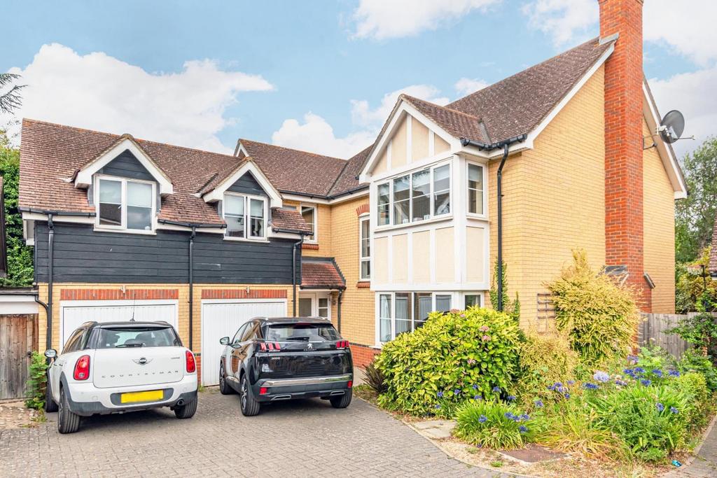 Ellis Close, Hoddesdon EN11 5 bed detached house £725,000