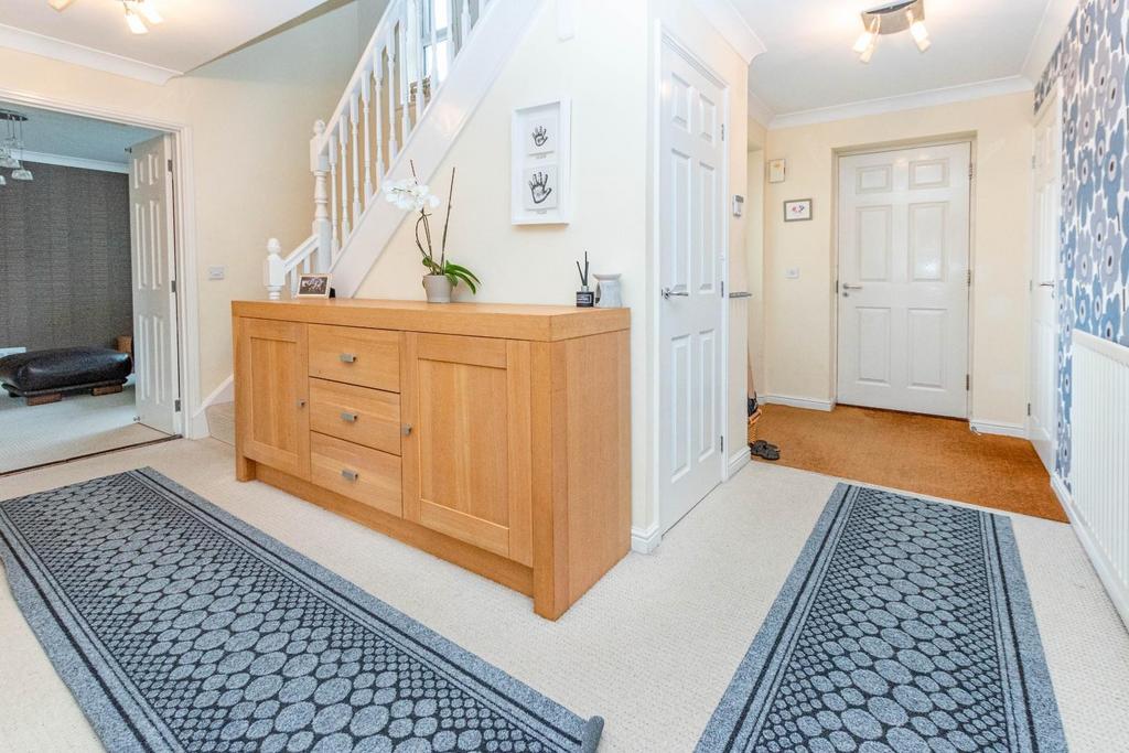 Ellis Close, Hoddesdon EN11 5 bed detached house £725,000