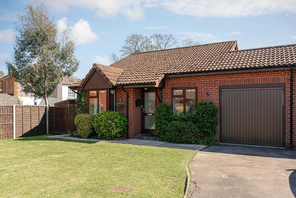 Rosehill Farm Meadow, Banstead 2 bed semidetached bungalow for sale