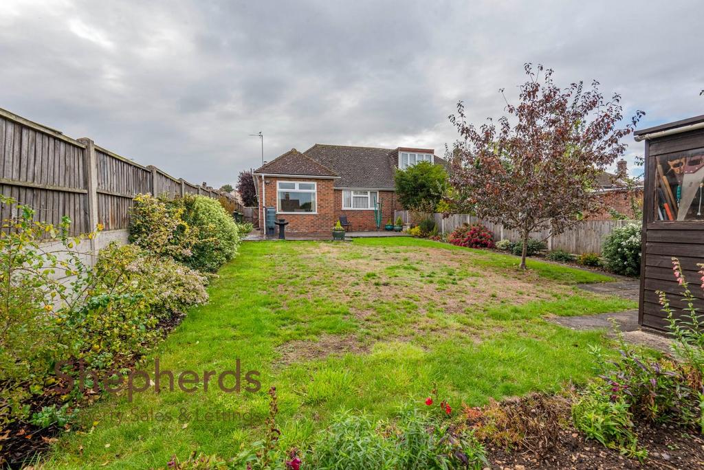 Cherry Tree Road, Hoddesdon EN11 2 bed semidetached bungalow £465,000