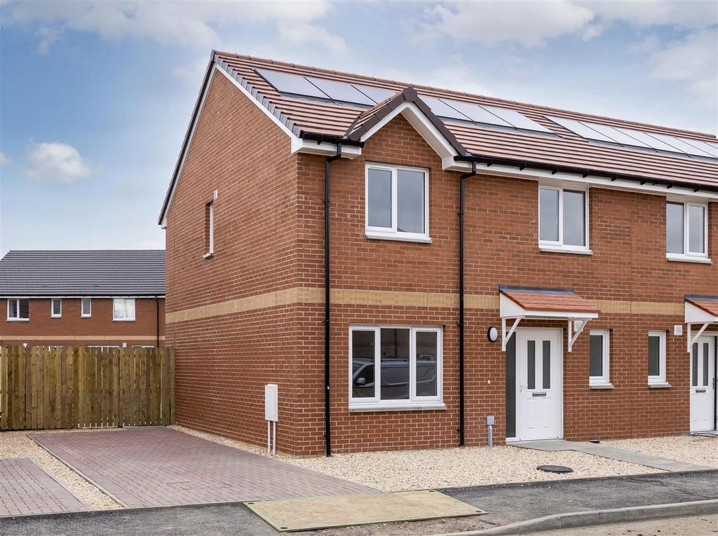 Broomfield Court, Balornock, Glasgow 3 bed semidetached house £1,395