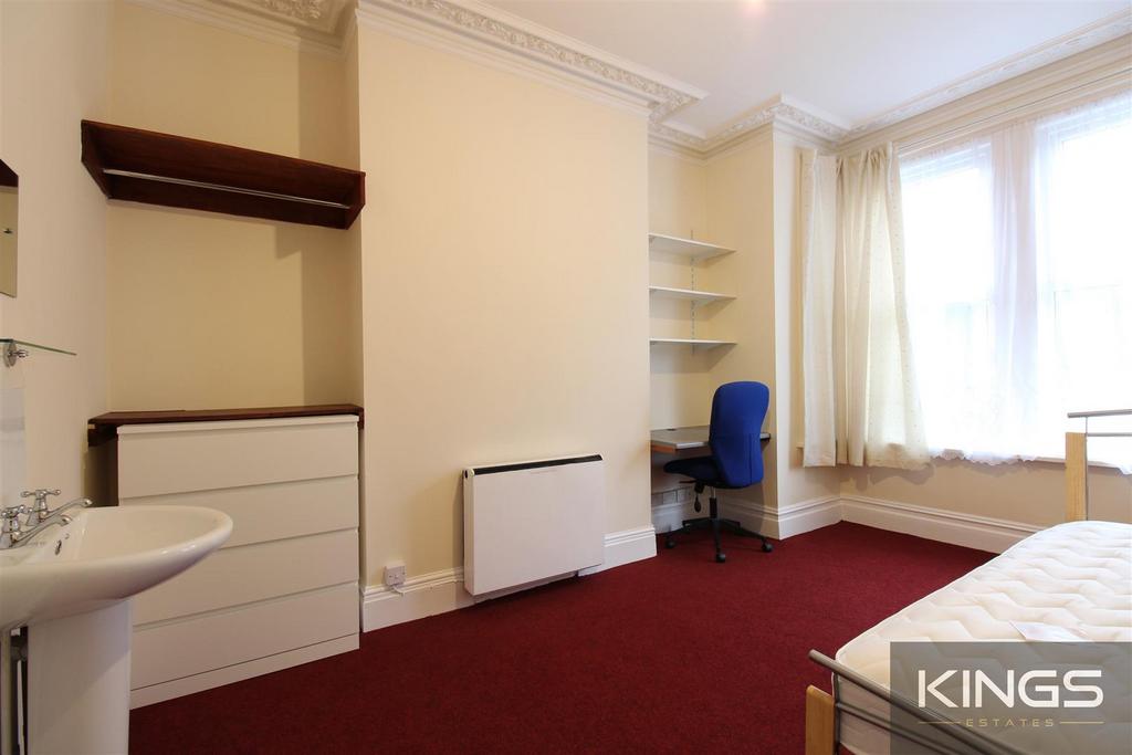 Shakespeare Avenue, Southampton 5 bed terraced house £1,907 pcm (£440 pw)
