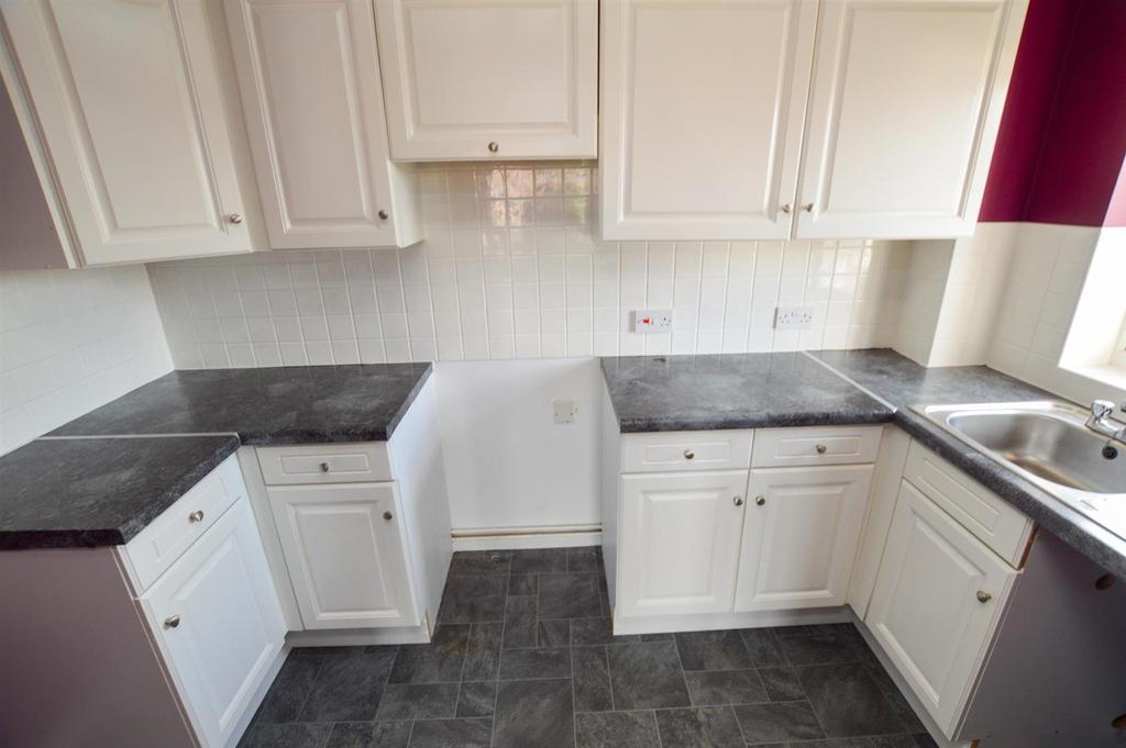 Broad Oak Close, Eastbourne 2 bed flat £875 pcm (£202 pw)