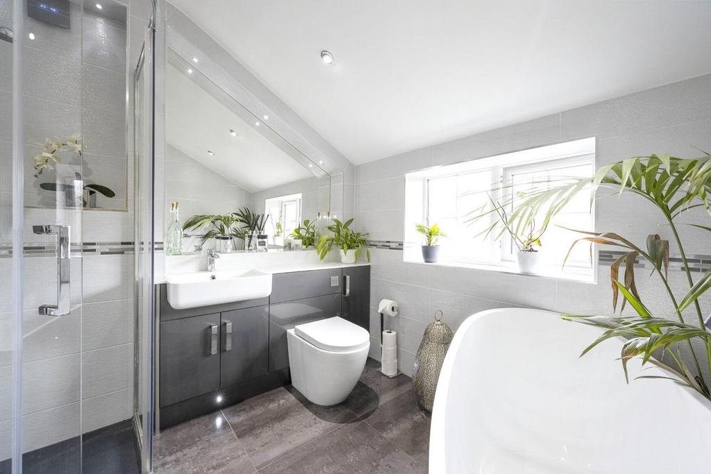 Bathroom 1.jpg