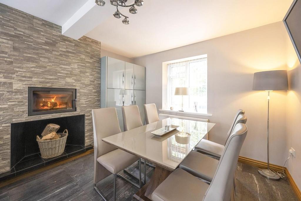 Dining area off kitchen.jpg