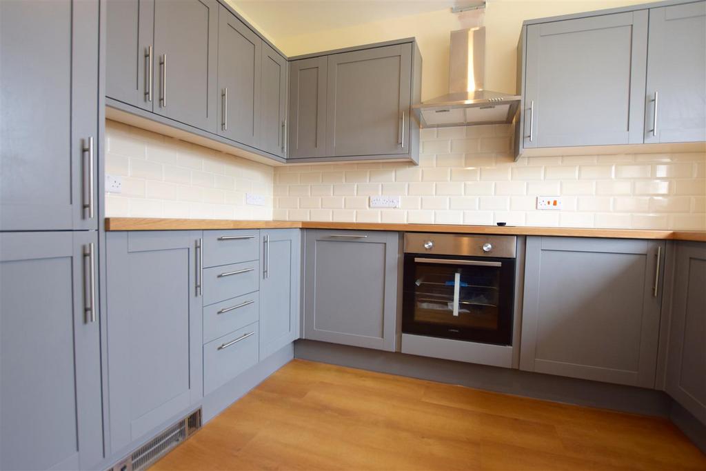 Leven Close, Hook, Haverfordwest 3 bed end of terrace house £795 pcm