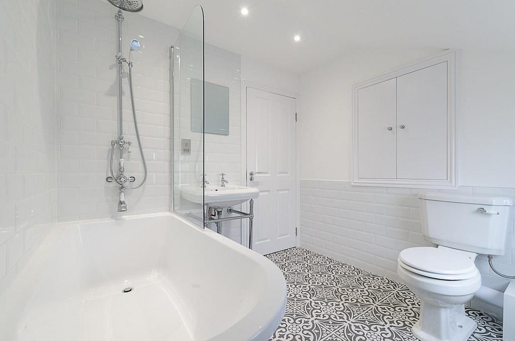 Bathroom 1 loft access.jpg