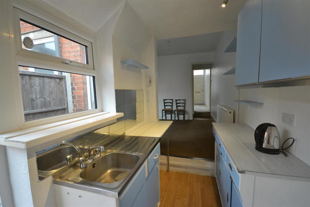 Streamlined fitted kitchen