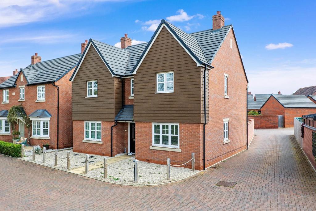Rochester Close, Meon Vale 4 bed detached house for sale £485,000
