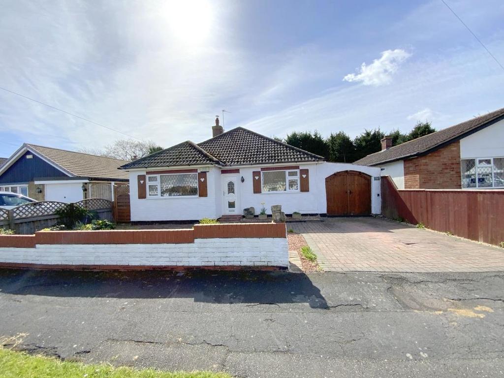 Coniston Crescent, Humberston, Grimsby 3 bed detached bungalow for sale