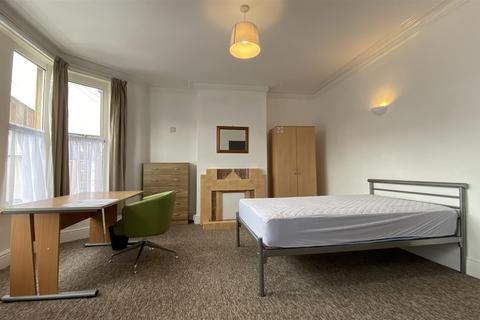 6 bedroom house to rent, Longmead Avenue, Bristol