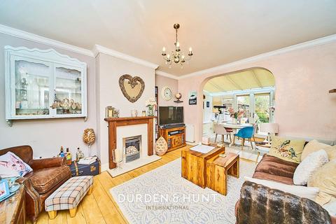 10 Tudor Drive, Romford, RM2 5LH