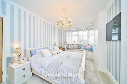 10 Tudor Drive, Romford, RM2 5LH