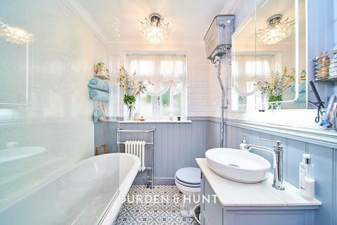 10 Tudor Drive, Romford, RM2 5LH