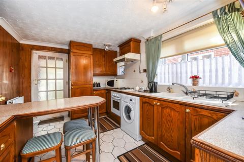 16 Crawts Road, Overton, Basingstoke, RG25 3LN