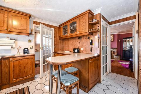 16 Crawts Road, Overton, Basingstoke, RG25 3LN