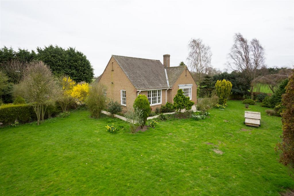 Oak Busk Lane, Flaxton, York 3 bed bungalow £1,700 pcm (£392 pw)