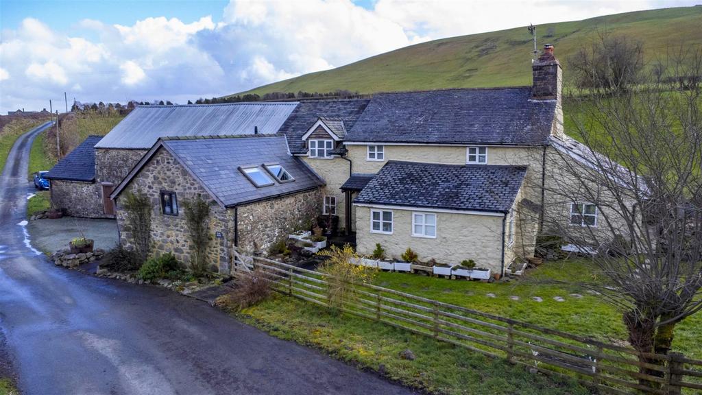 Cefn Coch, SY21 0AJ 5 bed detached house for sale £465,000