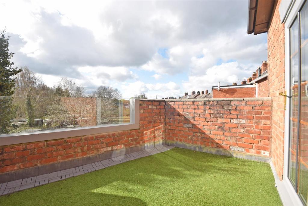 Hereford Road, Shrewsbury 2 bed end of terrace house £215,000