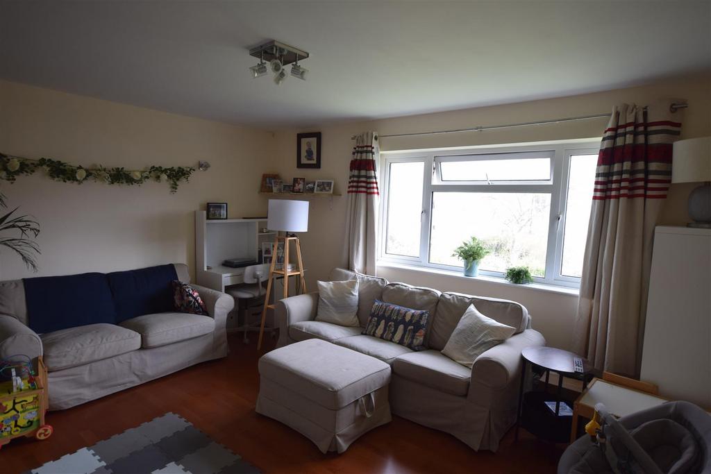 Belmont Road, Twickenham 2 bed apartment £1,975 pcm (£456 pw)