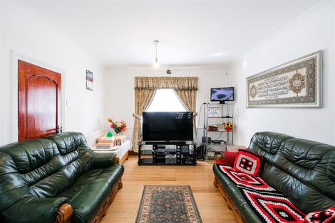 22 Penrhyn Crescent, London, E17 5BH