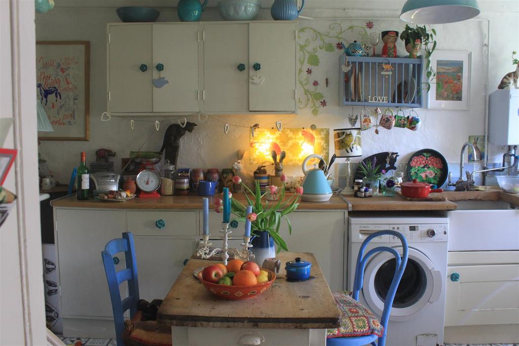 Kitchen/ Dining Room