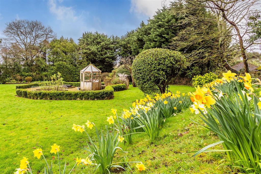 Guildford Road, Cranleigh 4 bed detached house £1,250,000