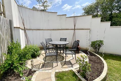 9 Quillet Close, St Austell, PL25 4GD