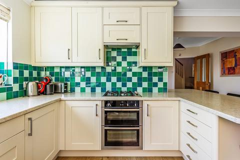 4 Oast Road, Oxted, RH8 9DX