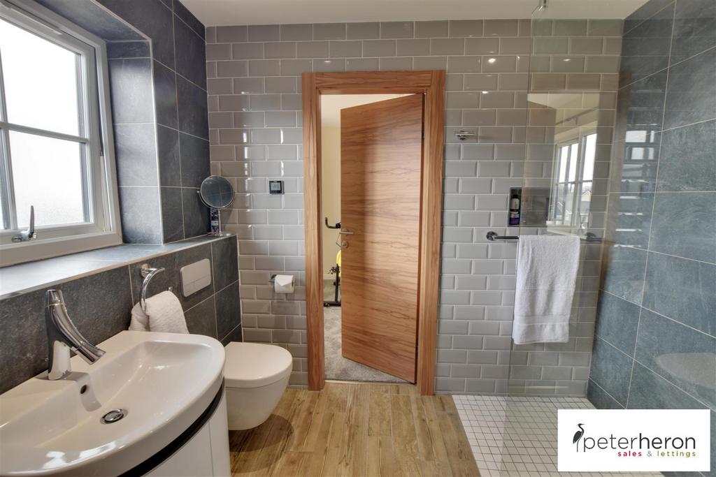 Jack &amp; Jill En-Suite Shower Room