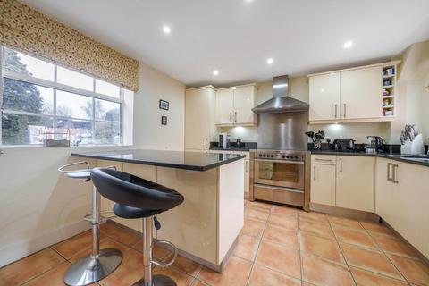 25 Catteshall Road, Godalming, GU7 3DJ