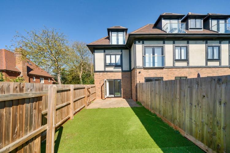 Bickley Park Road Bromley BR1 2 bed apartment £2,400 pcm (£554 pw)